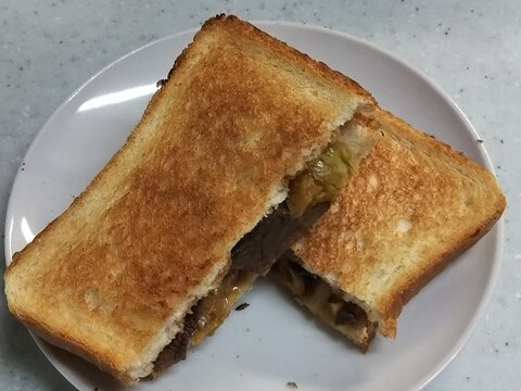 休日のまどろみの中、ホットする焼肉サンド